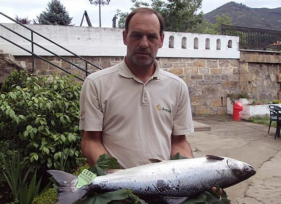 Hermanos Moro donan este salmón del río Sella recién pescado al ganador de la XXIV Media Maratón 'Ruta de la Reconquista'2011